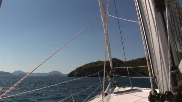 Deck of moving sailing yacht . — Stock Video