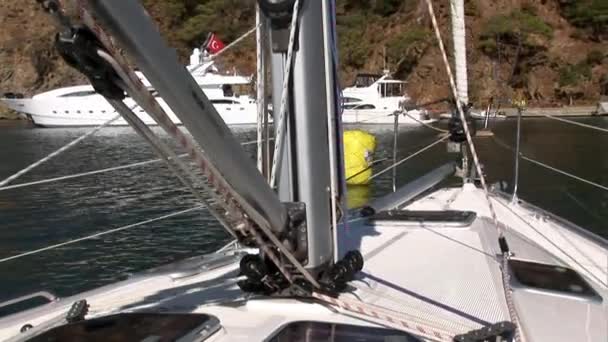 Detalhes, cordas em equipamentos de iate à vela . — Vídeo de Stock