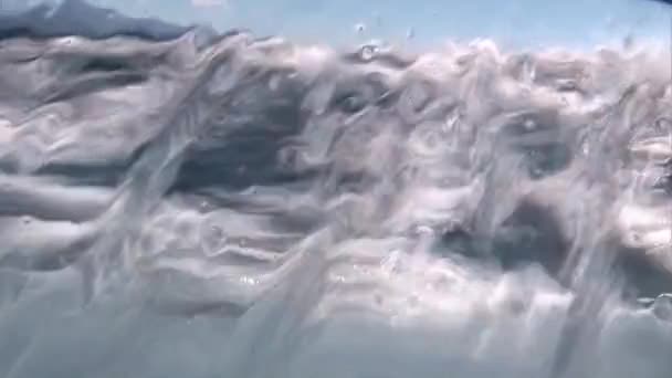 Skum, vågor och vatten under förflyttning av yacht — Stockvideo