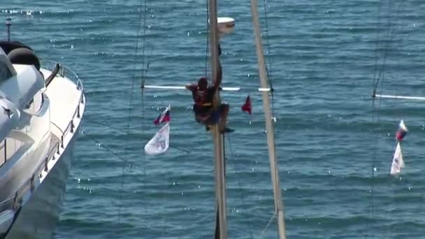 Learning to climb the mast during training yachting in school of captains. — Stock Video