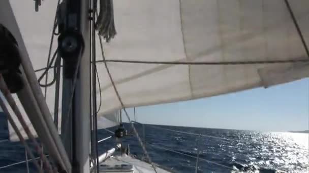 Velas brancas balançando no vento do iate de vela em movimento . — Vídeo de Stock