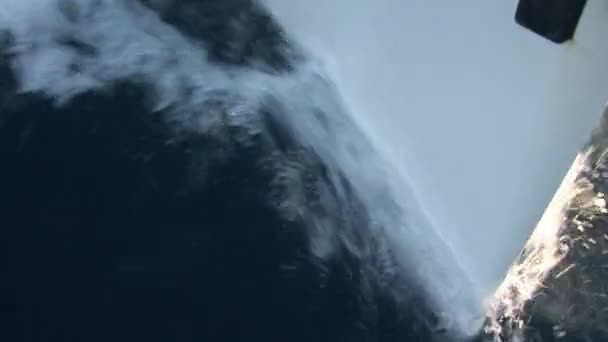 Close-up boog van witte bewegende jacht breekt van de zee golven van het wateroppervlak. — Stockvideo