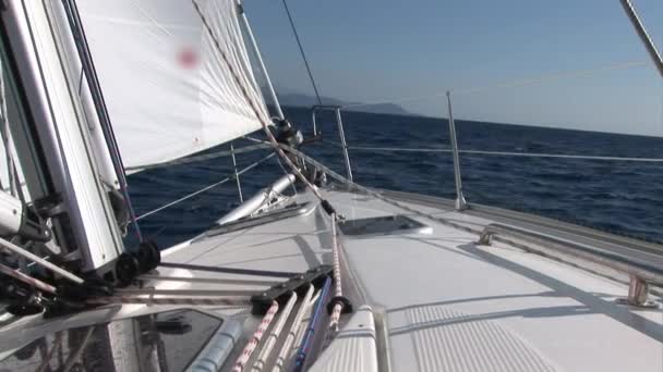 Vele bianche sul ponte di yacht a vela in movimento . — Video Stock