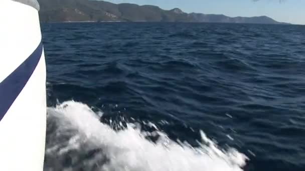 Waves of water during movement of yacht — Stock Video