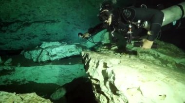Yucatan Meksika 'da mağara dalışı.