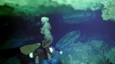 Yucatan Meksika 'nın sualtı mağaralarındaki dalgıçlar.