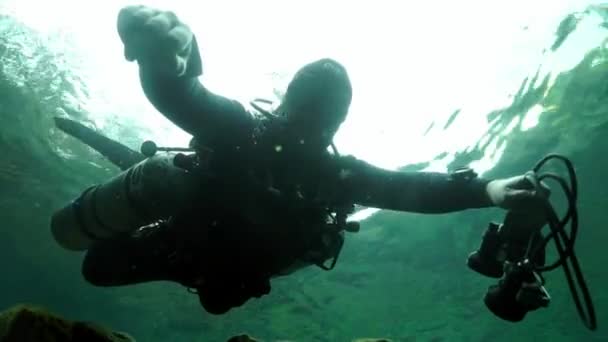 Buceadores en rocas de cueva submarina Yucatán México cenotes. — Vídeo de stock