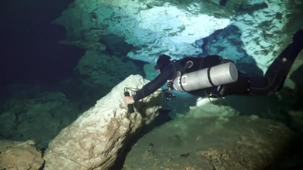Подводное плавание в пещерах Мексики Юкатан. — стоковое видео