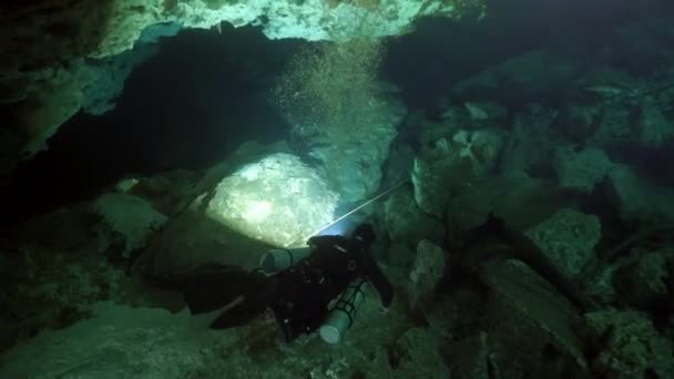 Duikers in rotsen van onderwater grot Yucatan Mexico cenotes. — Stockvideo