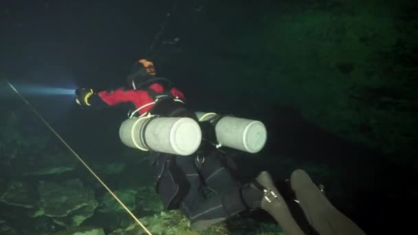 Водолазы в скалах подводной пещеры Юкатан Мехико. — стоковое видео