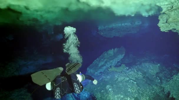 Divers in underwater caves of Yucatan Mexico cenotes. — Stock Video