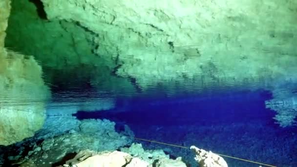Duikers in onderwater grotten van Yucatan Mexico cenotes. — Stockvideo