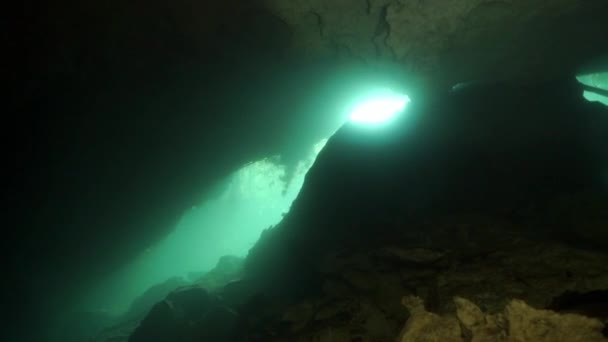 Cave diving in underwater caves of Yucatan Mexico cenotes. — Stock Video