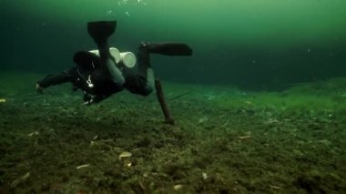 Yucatan Meksika 'nın sualtı mağaralarındaki kayalıklarda dalgıçlar.