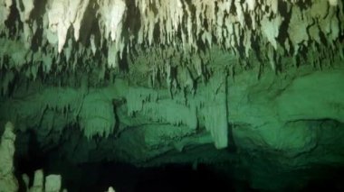 Yucatan Meksika 'da mağara dalışı.