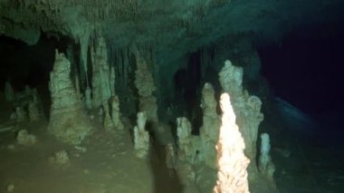 Yucatan Meksika 'da mağara dalışı.