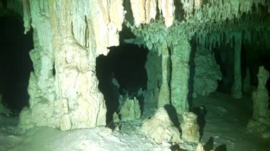 Yucatan Meksika 'da mağara dalışı.