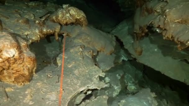 ユカタンメキシコの水中洞窟での洞窟ダイビングは注目します. — ストック動画