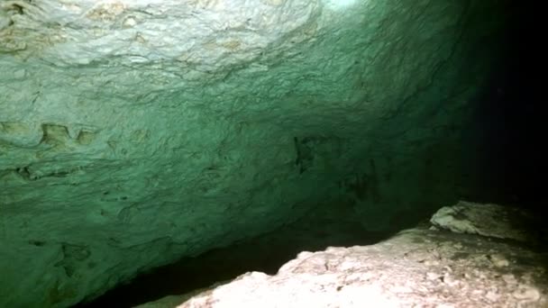 Grottdykning i undervattensgrottor på Yucatan Mexico cenotes. — Stockvideo