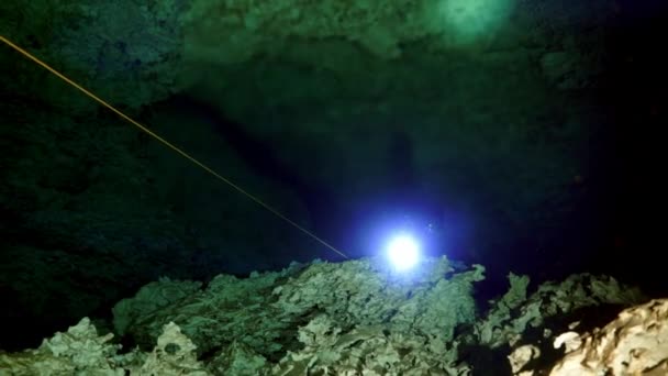 Podvodní jeskyně Yucatan Mexiko cenoty. — Stock video