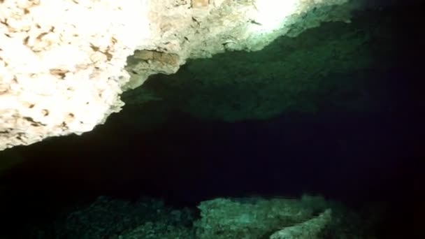 멕시코의 유카탄반도에 있는 수중 동굴에서 잠수하는 동굴. — 비디오