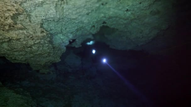 Nurkowie w skałach podwodnej jaskini Yucatan Meksyk cenotes. — Wideo stockowe