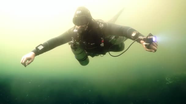 Potápěči ve skalách podvodní jeskyně Yucatan Mexiko cenotes. — Stock video