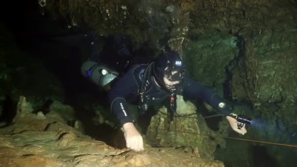 Divers in rocks of underwater cave Yucatan Mexico cenotes. — Stock Video