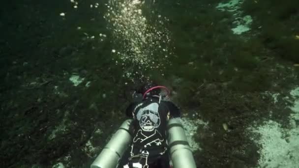 Taucher in Felsen der Unterwasserhöhle Yucatan Mexiko Cenoten. — Stockvideo