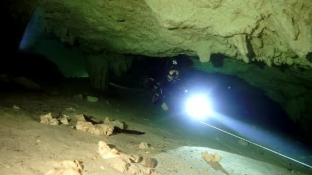 Potápěči ve skalách podvodní jeskyně Yucatan Mexiko cenotes. — Stock video