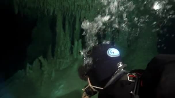 Divers in rocks of underwater cave Yucatan Mexico cenotes. — Stock Video