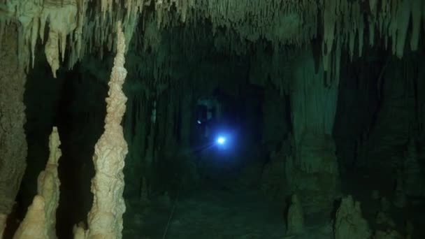 Potápěči ve skalách podvodní jeskyně Yucatan Mexiko cenotes. — Stock video