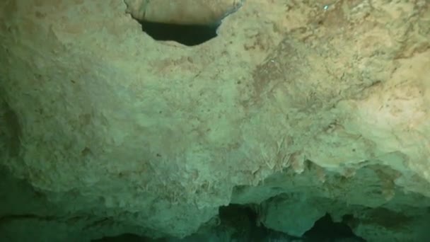 Buceo en cuevas submarinas de Yucatán México cenotes. — Vídeo de stock