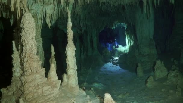 Jaskinia nurkowanie w podwodnych jaskiniach Yucatan Meksyk cenotes. — Wideo stockowe