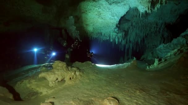 Nurkowie w skałach podwodnej jaskini Yucatan Meksyk cenotes. — Wideo stockowe