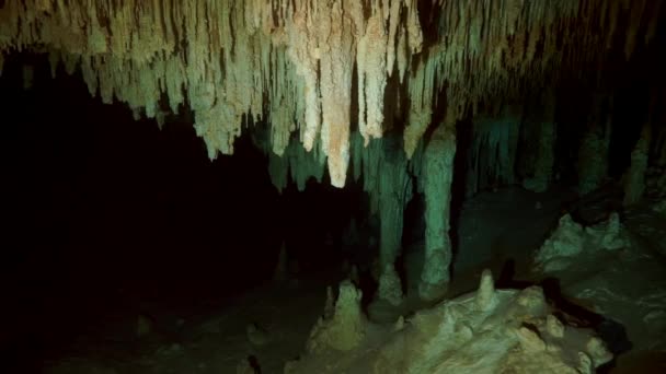 Jeskynní potápění v podmořských jeskyních Yucatan Mexiko cenoty. — Stock video