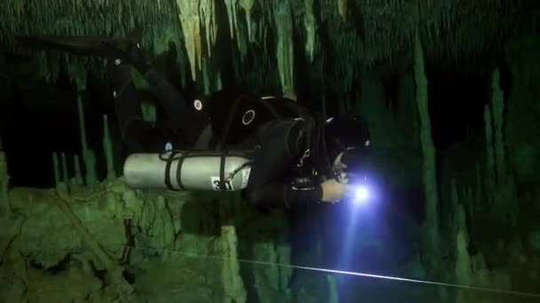 Potápěči ve skalách podvodní jeskyně Yucatan Mexiko cenotes. — Stock video