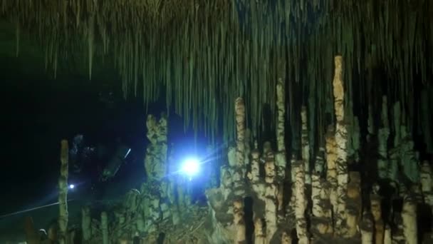 Buceadores en rocas de cueva submarina Yucatán México cenotes. — Vídeo de stock