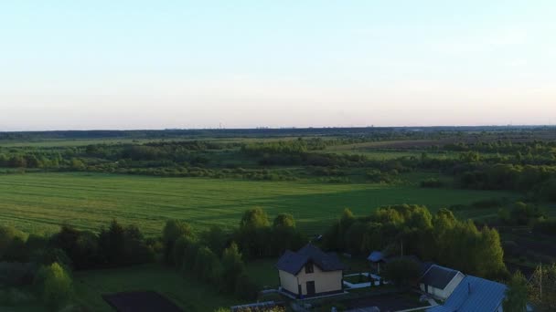 Panorama dzikiej przyrody wsi z domami i ogrodami nad rzeką otoczoną zielonym polem z przepięknym krajobrazem z widokiem na kino. Concept climate outdoor nature. — Wideo stockowe