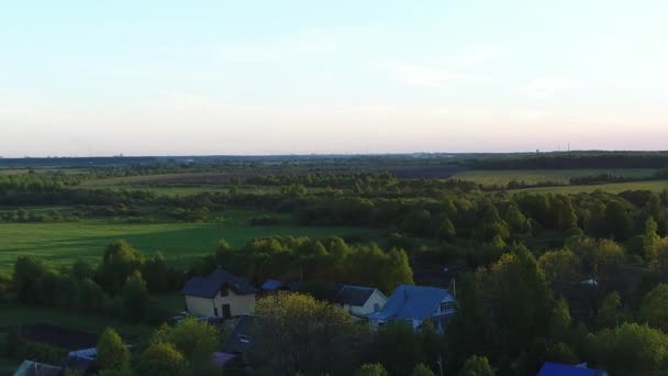 Krásný výhled panorama Village s domy a zahradami na řece obklopen zeleným polem s ohromující krajiny kinematografické pohledy. Koncept podnebí venkovní příroda. — Stock video