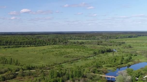 Hermosa vista del río esteparia con superficie de espejo de agua pura rodeada de verdes pastos con impresionantes vistas al paisaje cinematográfico. Concepto clima naturaleza al aire libre . — Vídeo de stock