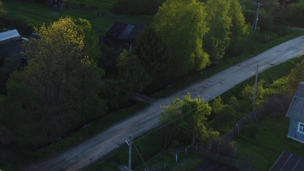 Wilde omgeving panorama van het platteland met huizen en tuinen aan een rivier omgeven door groen veld met een prachtig landschap filmische uitzichten. Concept klimaat buiten natuur. — Stockvideo