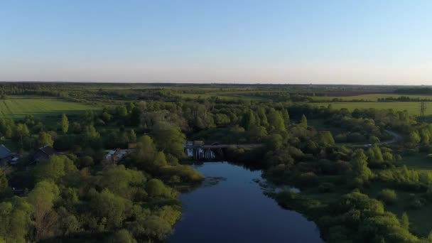 Un'area selvaggia sopraelevata del fiume steppa con superficie speculare di acqua pura circondata da un campo verde con vista panoramica mozzafiato. Concetto clima natura esterna . — Video Stock