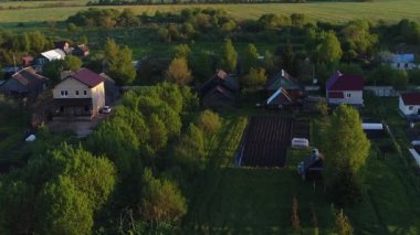 Muhteşem manzaralı yeşil otlaklarla çevrili nehir üzerinde evleri ve bahçeleri olan güzel bir köy manzarası. Açık hava iklimi kavramı.