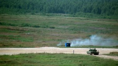 Rus ordusu tank savaş makinesini izledi.