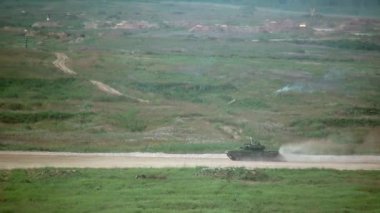 Rus ordusu tank savaş makinesini sahada izledi..