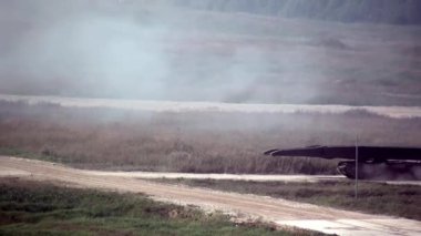 Rus savaş robotu askeri tankı tatbikatlarda ateş ediyor.