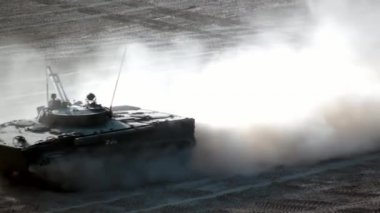 Askeri takip edilen savaş makinesi tankı.