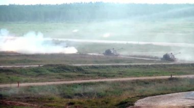 Rus askeri tankları tatbikatlarda ateş ediyor.