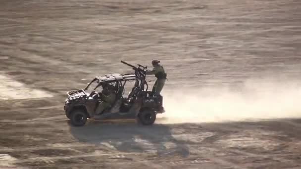 Russische militaire buggy oorlog machine rijden stoffige weg bij oefeningen. — Stockvideo
